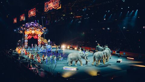 Zirkus Manege Manege mit Artisten und Elefanten.