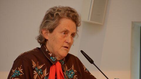Dr. Temple Grandin beim in Wiesbaden Frau steht an Redner*innen Pult