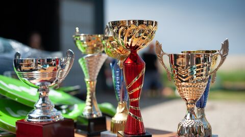 Abbildung Pokale Mehrere Pokale auf einem Tisch stehend