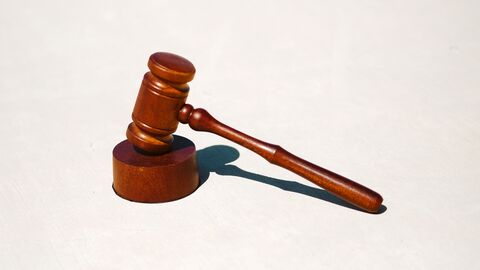 Hammer, Gesetz, Entscheidung