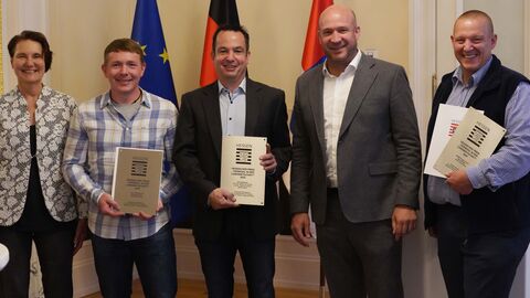 Gemeinsam bei der Preisverleihung (v.l.): Die Tierschutzbeauftragte des Landes Hessen, Dr. Madeleine Martin, Preisträger Alexander Kern, Preisträger Dr. Thomas Lenhart, Landwirtschaftsminister Ingmar Jung und Preisträger Marcus Mihm Gemeinsam bei der Preisverleihung (v.l.): Die Tierschutzbeauftragte des Landes Hessen, Dr. Madeleine Martin, Preisträger Alexander Kern, Preisträger Dr. Thomas Lenhart, Landwirtschaftsminister Ingmar Jung und Preisträger Marcus Mihm