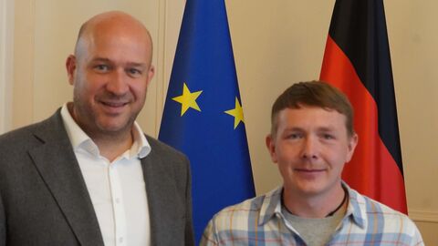 Landwirtschaftsminister Ingmar Jung mit Preisträger Alexander Kern aus Mossautal Landwirtschaftsminister Ingmar Jung mit Preisträger Alexander Kern aus Mossautal