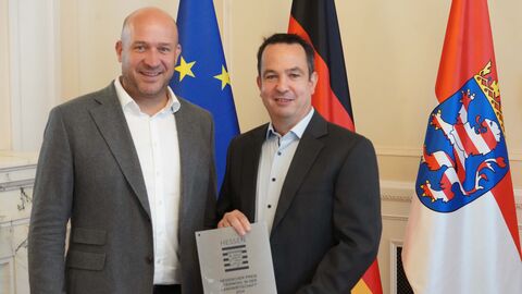 Landwirtschaftsminister Ingmar Jung mit Preisträger Dr. Thomal Lenhart aus Linden Landwirtschaftsminister Ingmar Jung mit Preisträger Dr. Thomal Lenhart aus Linden