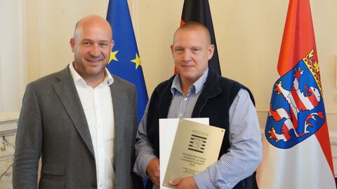 Landwirtschaftsminister Ingmar Jung mit Preisträger Marcus Mihm aus Tann/Rhön Landwirtschaftsminister Ingmar Jung mit Preisträger Marcus Mihm aus Tann/Rhön