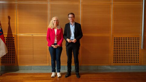 Staatssekretaer Michael Ruhl mit Katzenschuetzerin Mareike Haas Staatssekretaer Michael Ruhl mit Katzenschuetzerin Mareike Haas