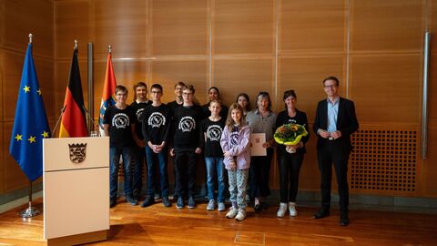 Staatssekretaeer Michael Ruhl mit der Tier AG der Georg-Buechner-Schule Staatssekretaeer Michael Ruhl mit der Tier AG der Georg-Buechner-Schule