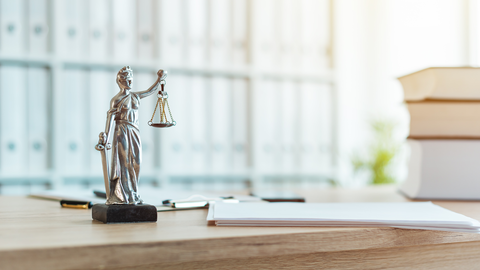 Rechtspflege, Jutitia, Statue, Recht, Urteil Justitia Statue auf dem Tisch