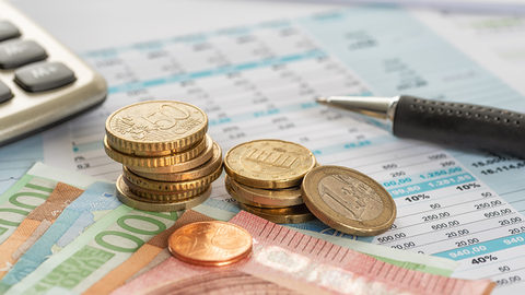 Geldmünzen auf dem Tisch